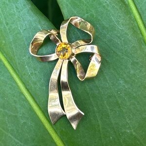 Vintage 10k solid yellow gold 0.85 carat citrine color stone bow tie brooch pin